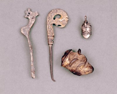 各种器具和维京人的珠宝，右上方是奥丁神的代表。斯德哥尔摩，Historiska Museet 作者 维京海盗