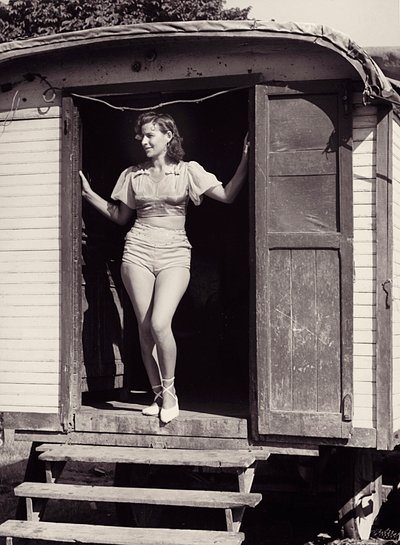 马戏团马车上的年轻女子，约 1960 年（黑白照片） 作者 文森佐·巴洛基