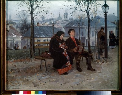 Sur le boulevard（林荫大道上）。秋天的街景，一对身着传统服装的年轻夫妇坐在长椅上，女人正在给孩子喂奶，男人在拉手风琴。给人贫穷和忧郁的印象。弗拉基米尔-叶戈罗维奇的画作 作者 弗拉基米尔·埃戈罗维奇·马科夫斯基