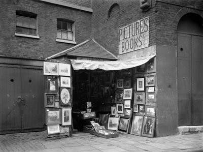 1933年，伦敦，一家二手书画店外展示的带框图片。   作者 华盛顿克拉克