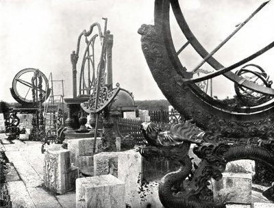 1895年，中国北京，天文台顶上的一些仪器。 作者 W和S有限公司