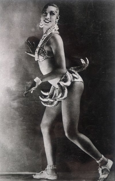 约瑟芬-贝克身着香蕉腰带。摄影师 Lucien Walery（1863-1935 年）。 作者 瓦莱里
