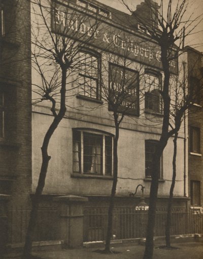 在圣贝尔教堂墓地的老钟标志处，c1935年。 作者 沃尔特·贝宁顿