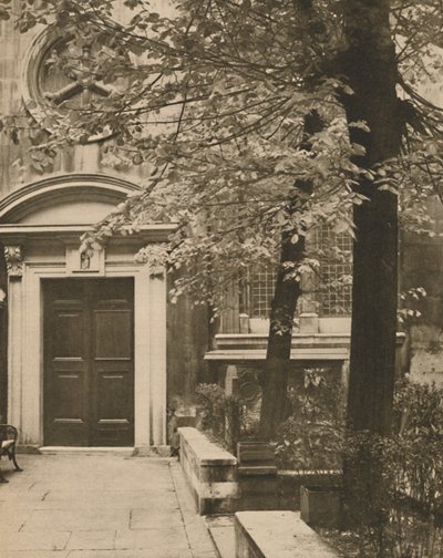 圣玛丽·奥尔德曼伯里教堂的南门，约建于1935年。 作者 沃尔特·贝宁顿