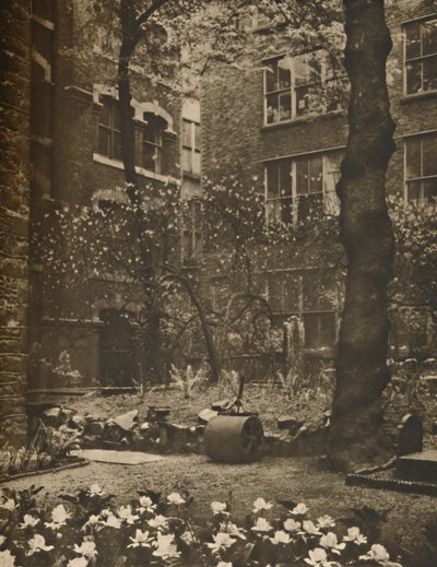 万圣节的空墓地，约建于1935年。 作者 沃尔特·贝宁顿
