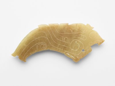鸟形吊坠，一对中的一个，约公元前1050-950年（玉，软玉 作者 西周中文学校