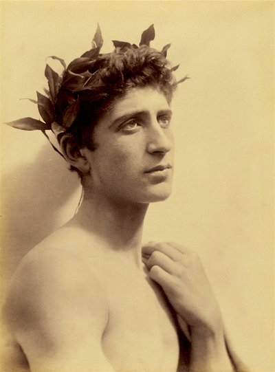 一个戴着花环的男孩的研究，西西里岛，C.1898（棕褐色照片 作者 威廉·冯·格洛登男爵