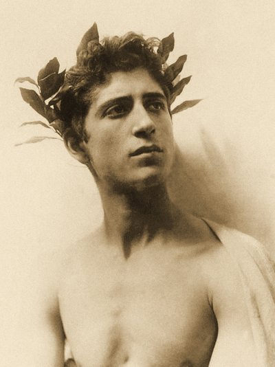 一个戴着花环的男孩的研究，西西里岛，C.1898（棕褐色照片 作者 威廉·冯·格洛登男爵