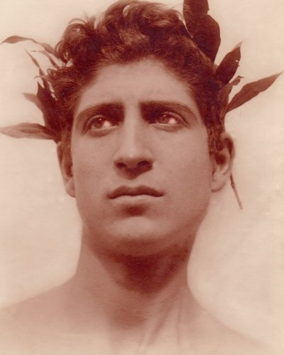 研究一个戴花环的男孩，西西里岛，C.1898（棕褐色照片） 作者 威廉·冯·格洛登男爵