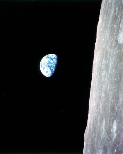 地球升起 - 阿波罗8号，1968年12月24日。 作者 威廉·安德斯