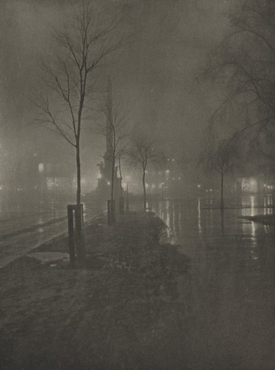 湿漉漉的夜晚，纽约哥伦布广场，约 1925 年（照片） 作者 威廉·弗雷泽