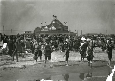 海滩场景，科尼岛，c.1910-21 作者 威廉·戴维斯·哈斯勒