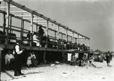 海滩场景，科尼岛，c.1910-21 作者 威廉·戴维斯·哈斯勒