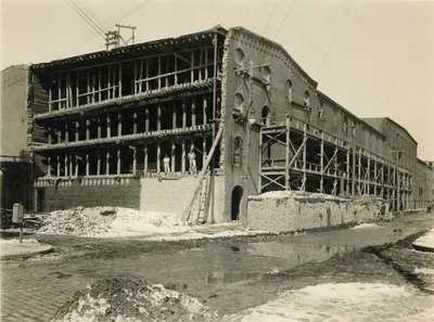 施工现场，两名男子站在仓库大楼的开放式一侧; Robbins und Ripley工程师和承包商，1916年3月23日 作者 威廉·戴维斯·哈斯勒