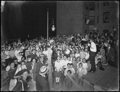 1914年7月24日，纽约市东79街和A大道的福音派社会会议 作者 威廉·戴维斯·哈斯勒