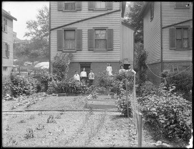 家庭在他们的后院菜园旁边摆在，Inwood，纽约，c.1910 作者 威廉·戴维斯·哈斯勒