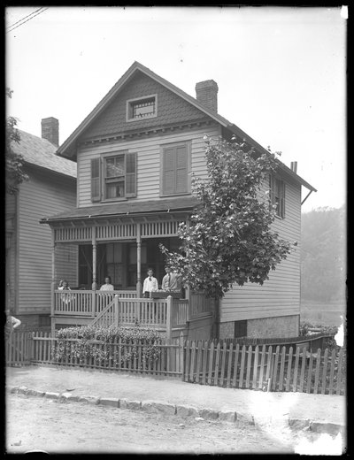 四个孩子在河或湖，Inwood，纽约，c.1910的一个房子的门廊摆在。 作者 威廉·戴维斯·哈斯勒