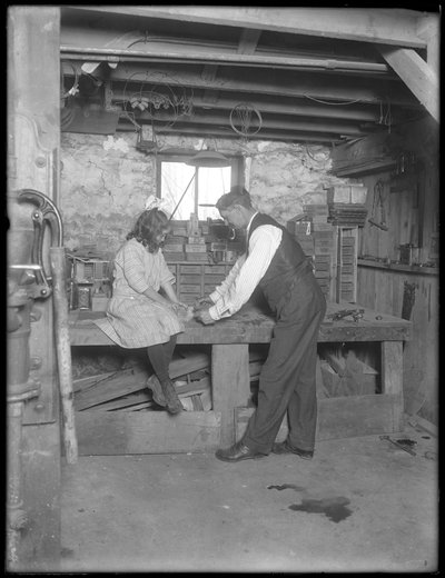 Frank P. Hassler和Mary Hassler在地下室，Glen Ellyn，c.1912 作者 威廉·戴维斯·哈斯勒