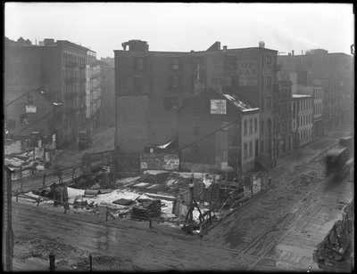 1916年2月18日，纽约市唐宁街，西休斯顿街和瓦里克街的交叉口的高角度视图 作者 威廉·戴维斯·哈斯勒