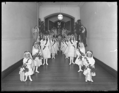1914年10月20日，罗马天主教孤儿庇护所，金斯布里奇，布朗克斯的小女孩，从带有花环和花环的白色礼服的教堂回来 作者 威廉·戴维斯·哈斯勒