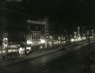 在第六和第七大道之间的第23街的南侧的夜视图，c.1916-17 作者 威廉·戴维斯·哈斯勒