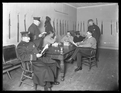 官员在一个身份不明的警察局放松，c.1913-14 作者 威廉·戴维斯·哈斯勒