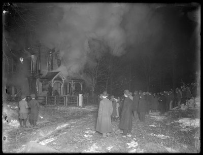 普雷斯科特小屋火灾在晚上，Inwood Hill，1914年 作者 威廉·戴维斯·哈斯勒