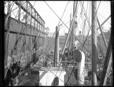 RMS Carpathia装载在Pier 54 NR，1912 作者 威廉·戴维斯·哈斯勒