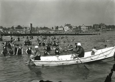 划艇和游泳者在水中，康尼岛，c.1910-21 作者 威廉·戴维斯·哈斯勒