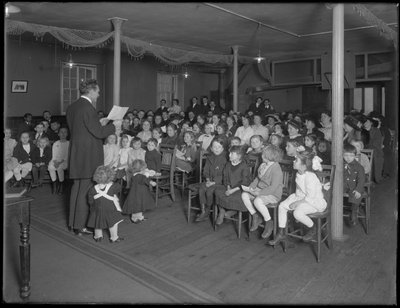 1916年2月27日，纽约市第83街83号浸信会教堂的主日学校课程 作者 威廉·戴维斯·哈斯勒