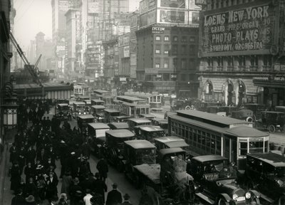 时代广场，拥挤的汽车，公共汽车和人，c.1917 作者 威廉·戴维斯·哈斯勒
