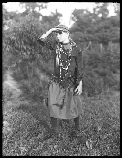 身份不明的女孩在服装，c.1915的森林构成 作者 威廉·戴维斯·哈斯勒