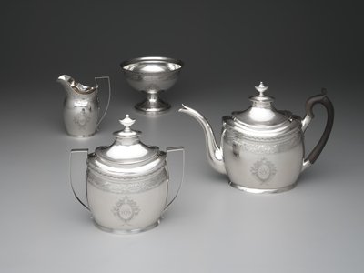 茶壶，奶精，废料碗和糖罐，约1795年（银和硬木） 作者 威廉·加勒特·福布斯