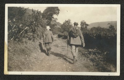 1921 年 9 月，拉尔夫-沃恩-威廉斯和古斯塔夫-霍尔斯特在马尔文山散步（黑白照片） 作者 威廉·吉利斯·惠特克