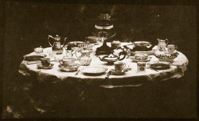 一张优雅的桌子，c.1841（来自calotype negative的盐纸打印） 作者 威廉·亨利·福克斯·塔尔伯特