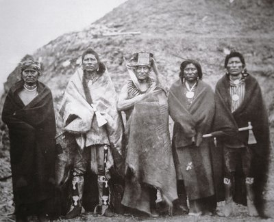 波尼族人在部落土屋前，约1869年（黑白照片）。 作者 威廉·亨利·杰克逊