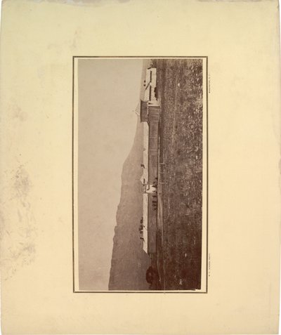 与几名男子的寨子的视图聚集在入口大门，1871年（棕褐色照片） 作者 威廉·希克斯·杰克逊