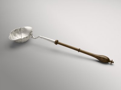 打孔或托迪钢包c。 1754-1785年（银色和不明木材） 作者 威廉·霍林斯黑德