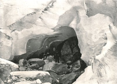落基山脉：加拿大大唐纳德爵士的大冰川的冰洞，1895年。 作者 威廉·诺特曼和儿子