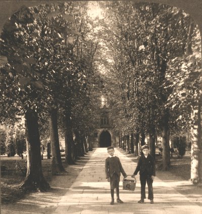 前往三位一体教堂，英格兰埃文河畔斯特拉特福，1905年。 作者 作品和太阳雕塑工作室