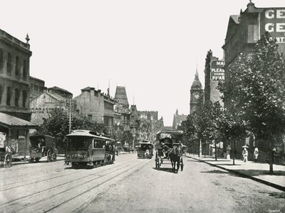 柯林斯街（Collins Street），从澳大利亚墨尔本罗素街（Russell Street）向西看，1895年。 作者 约克和儿子