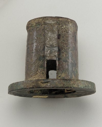 Chariot fitting: axle cap (bronze) 作者 周朝中文学校