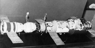 联盟11号与礼炮1号空间站对接的模型 作者 弗雷德里克（致）巴纳德