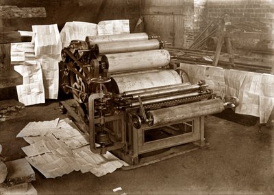印刷机：用于报纸印刷的旋转式印刷机，约1900年（黑白照片）。 作者 . .