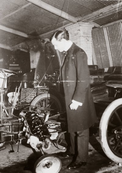 C-S-罗尔斯在他的车库里看着一辆汽车的发动机，约1900年 作者 费迪南德·乔治·沃尔德米勒