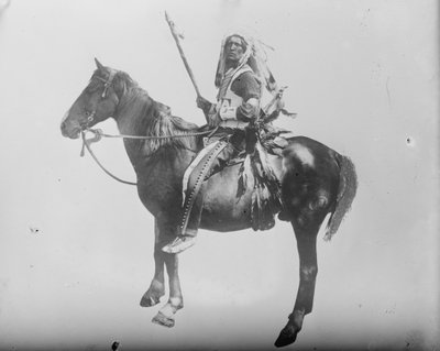 深空印第安人酋长骑在马上，约1900年（黑白照片） 作者 . .