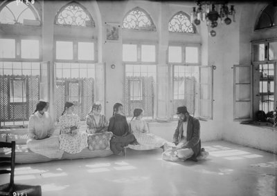 纳布卢斯撒玛利亚人学校的儿童和教师，约1920年（黑白照片）。 作者 . .