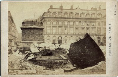 巴黎公社（1871年）：巴黎旺多姆广场上的废墟。摄影 1871年。Dim.16,5x10,8 cm 作者 弗雷德里克（致）巴纳德