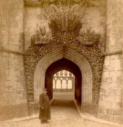 葡萄牙里斯本辛特拉的佩纳宫（Palacio da Pena）入口外的警卫，约1888年（照片）。 作者 弗雷德里克（致）巴纳德