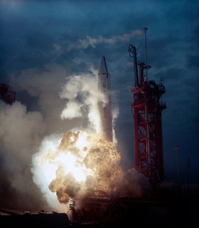 美国运载火箭在发射台上爆炸，1960年代初 作者 弗雷德里克（致）巴纳德